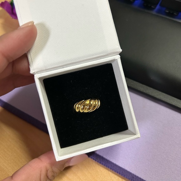❌SOLD❌Mejuri Croissant Dome Ring Size 7 - Picture 2 of 5